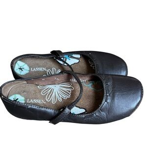 Lassen Mary Jane Velcro shoes size 7